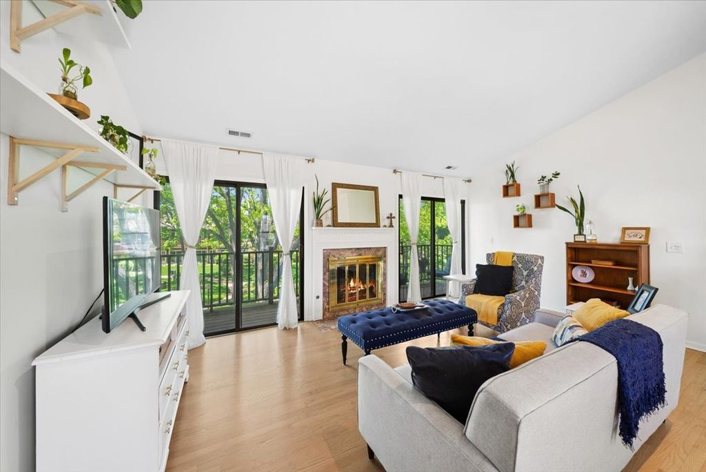Image 7 of property listing at 384 Sandhurst Circle 3, Glen Ellyn, IL 60137