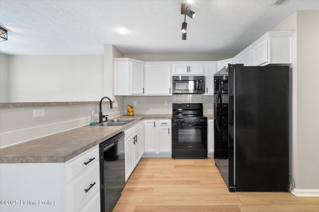 6910 Caitlynn Way, Louisville, KY 40229