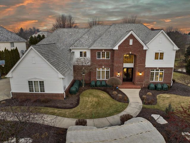 1810 E Bristlecone DRIVE, Hartland, WI 53029