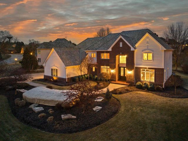 1810 E Bristlecone DRIVE, Hartland, WI 53029