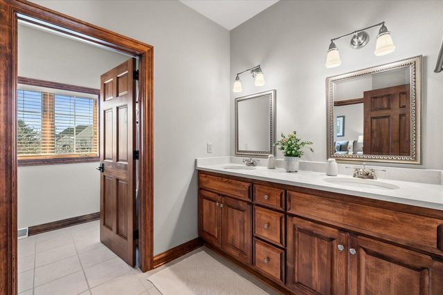 1810 E Bristlecone DRIVE, Hartland, WI 53029