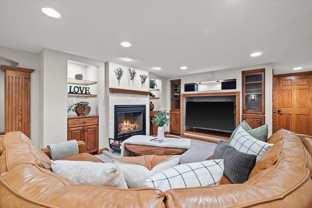 1810 E Bristlecone DRIVE, Hartland, WI 53029