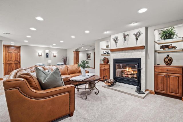 1810 E Bristlecone DRIVE, Hartland, WI 53029