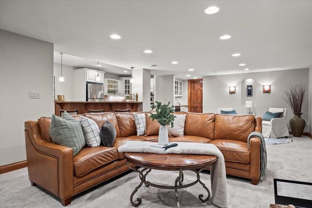 1810 E Bristlecone DRIVE, Hartland, WI 53029