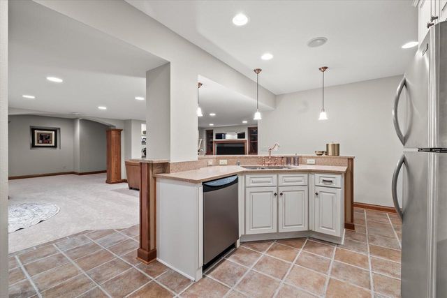 1810 E Bristlecone DRIVE, Hartland, WI 53029