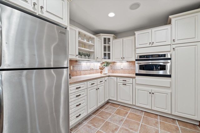 1810 E Bristlecone DRIVE, Hartland, WI 53029