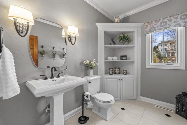 1810 E Bristlecone DRIVE, Hartland, WI 53029