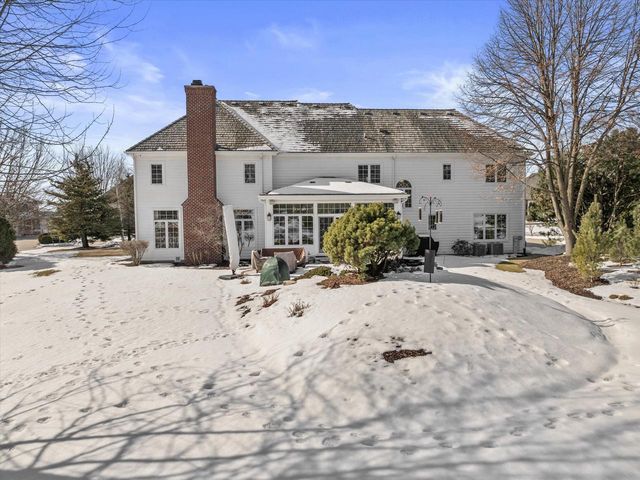 1810 E Bristlecone DRIVE, Hartland, WI 53029