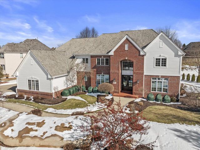 1810 E Bristlecone DRIVE, Hartland, WI 53029