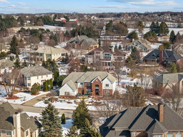 1810 E Bristlecone DRIVE, Hartland, WI 53029