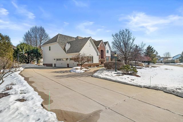 1810 E Bristlecone DRIVE, Hartland, WI 53029