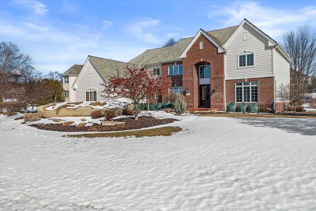 1810 E Bristlecone DRIVE, Hartland, WI 53029