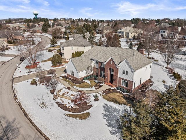 1810 E Bristlecone DRIVE, Hartland, WI 53029