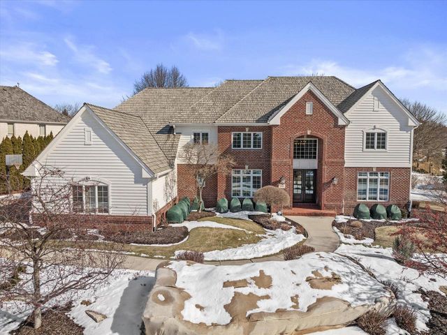 1810 E Bristlecone DRIVE, Hartland, WI 53029