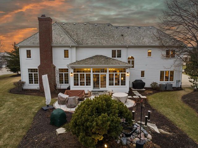 1810 E Bristlecone DRIVE, Hartland, WI 53029