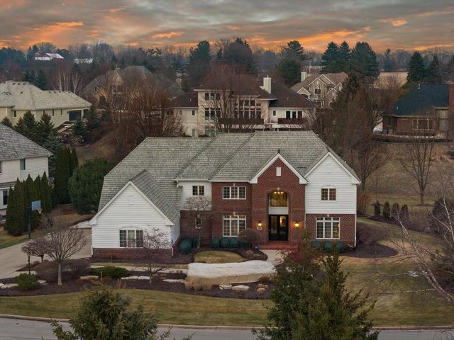 1810 E Bristlecone DRIVE, Hartland, WI 53029