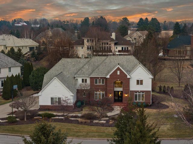 1810 E Bristlecone DRIVE, Hartland, WI 53029