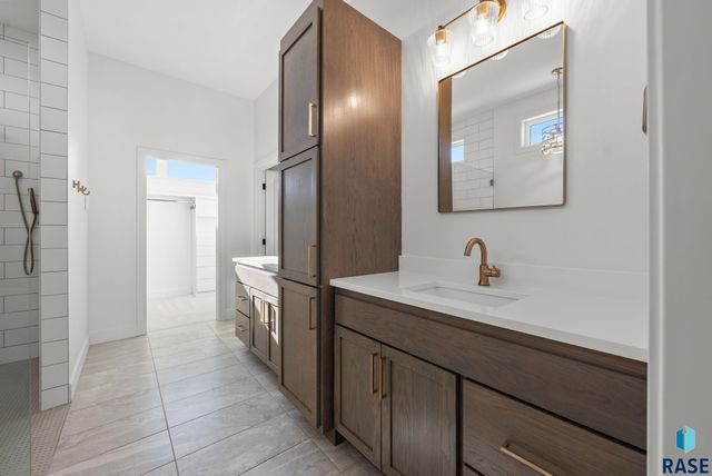 7400 E Shadow Pine Cir Circle, Sioux Falls, SD 57110