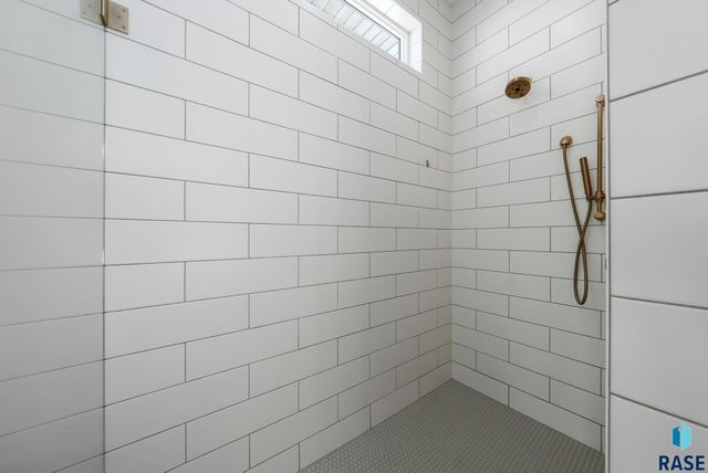 7400 E Shadow Pine Cir Circle, Sioux Falls, SD 57110