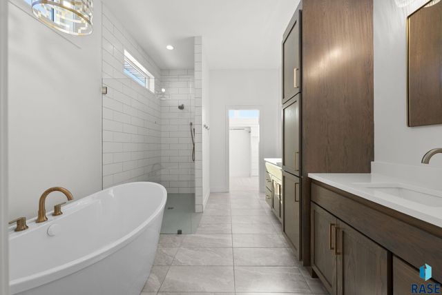 7400 E Shadow Pine Cir Circle, Sioux Falls, SD 57110