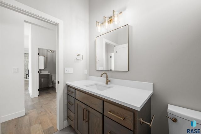 7400 E Shadow Pine Cir Circle, Sioux Falls, SD 57110