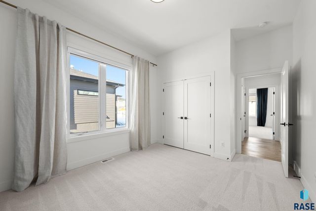 7400 E Shadow Pine Cir Circle, Sioux Falls, SD 57110