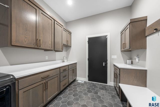 7400 E Shadow Pine Cir Circle, Sioux Falls, SD 57110