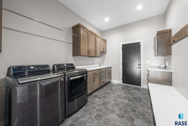 7400 E Shadow Pine Cir Circle, Sioux Falls, SD 57110