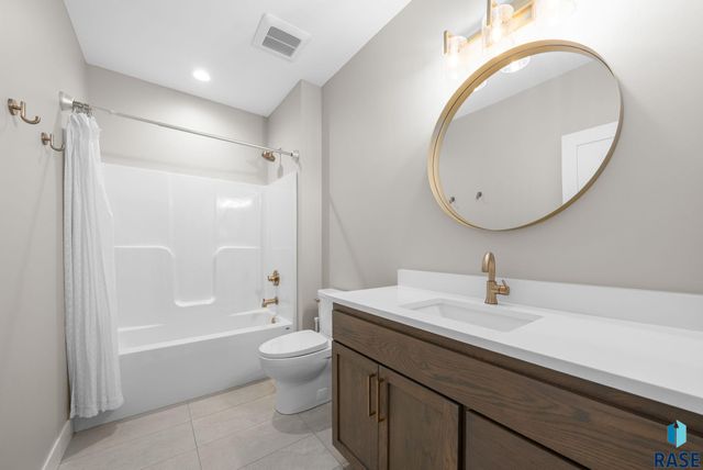 7400 E Shadow Pine Cir Circle, Sioux Falls, SD 57110