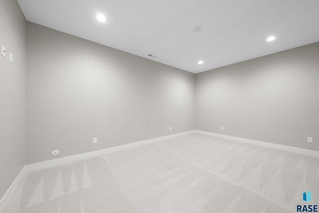 7400 E Shadow Pine Cir Circle, Sioux Falls, SD 57110