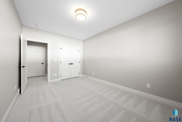 7400 E Shadow Pine Cir Circle, Sioux Falls, SD 57110