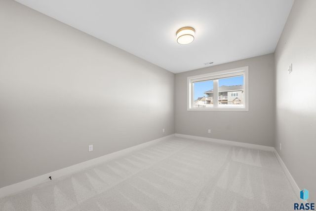 7400 E Shadow Pine Cir Circle, Sioux Falls, SD 57110