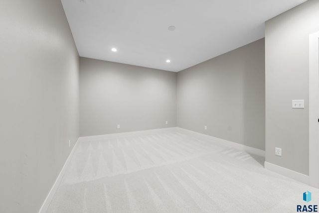 7400 E Shadow Pine Cir Circle, Sioux Falls, SD 57110