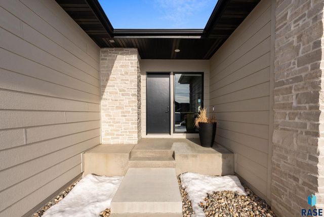 7400 E Shadow Pine Cir Circle, Sioux Falls, SD 57110