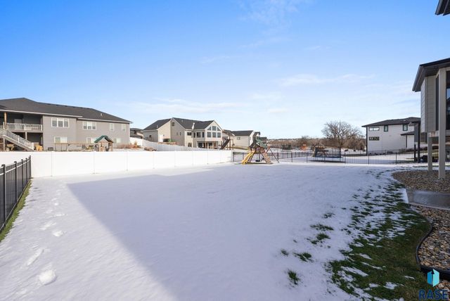 7400 E Shadow Pine Cir Circle, Sioux Falls, SD 57110
