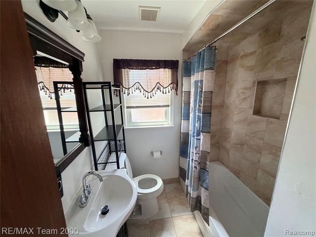 1415 Oakland Court, Dearborn Heights, MI 48125