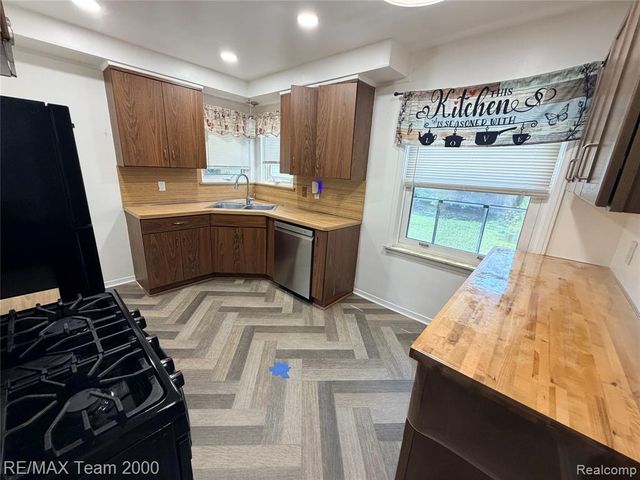 1415 Oakland Court, Dearborn Heights, MI 48125