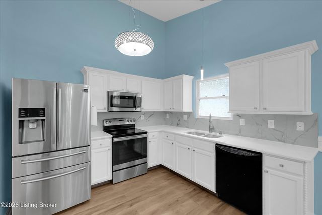 9644 River Trail Dr, Louisville, KY 40229