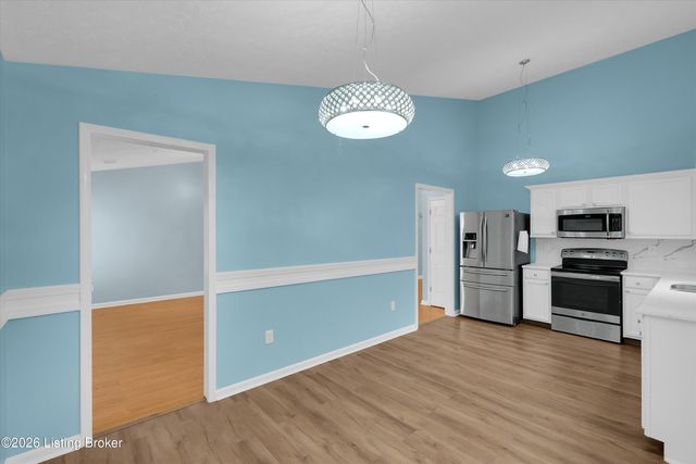 9644 River Trail Dr, Louisville, KY 40229