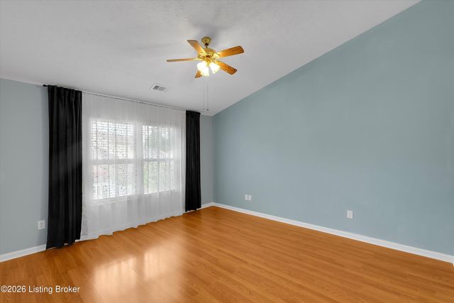 9644 River Trail Dr, Louisville, KY 40229