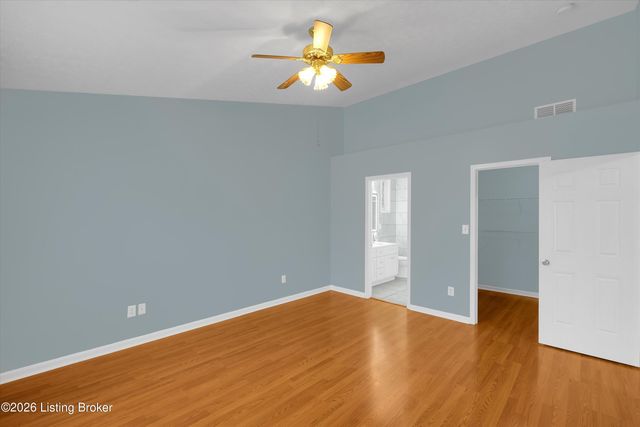 9644 River Trail Dr, Louisville, KY 40229