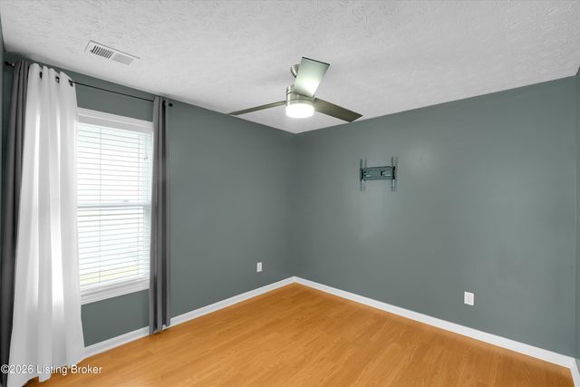 9644 River Trail Dr, Louisville, KY 40229