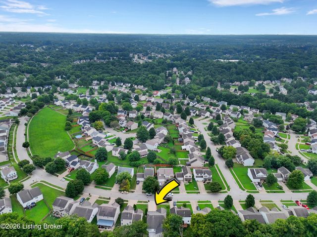 9644 River Trail Dr, Louisville, KY 40229