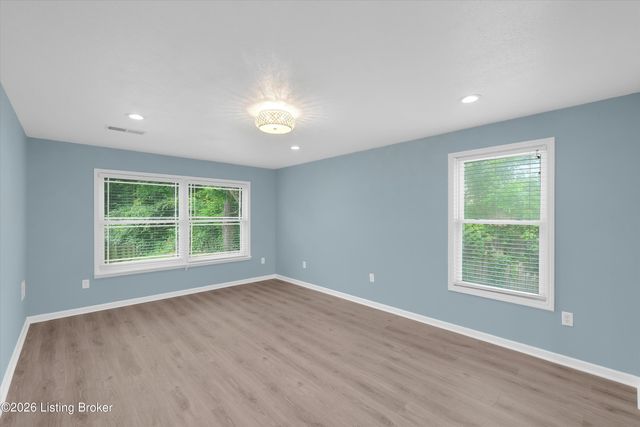 9644 River Trail Dr, Louisville, KY 40229