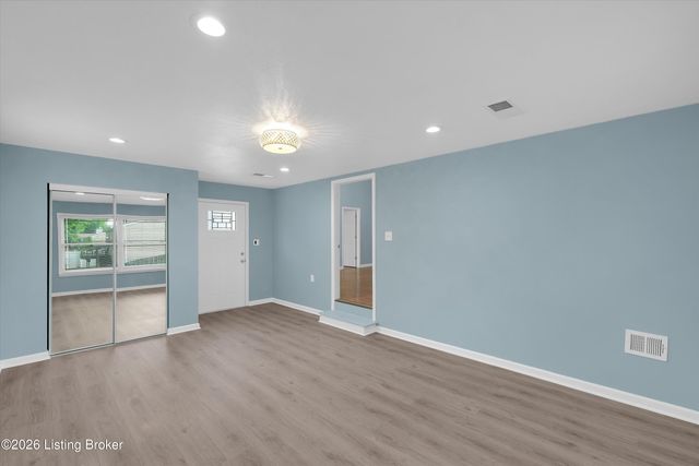 9644 River Trail Dr, Louisville, KY 40229