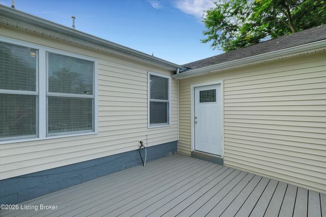 9644 River Trail Dr, Louisville, KY 40229