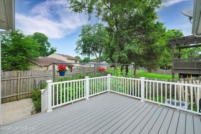 9644 River Trail Dr, Louisville, KY 40229