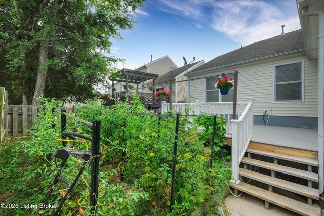 9644 River Trail Dr, Louisville, KY 40229