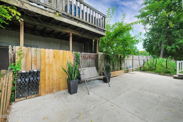9644 River Trail Dr, Louisville, KY 40229
