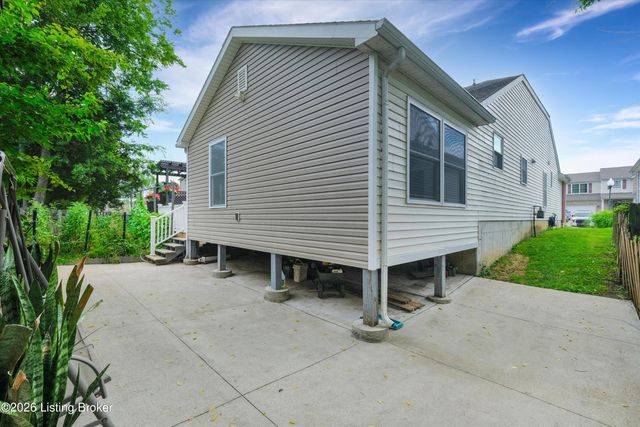 9644 River Trail Dr, Louisville, KY 40229